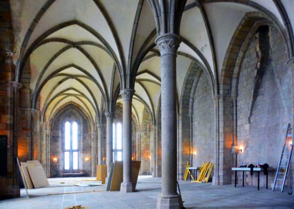 2024-06-20_52_Salles des Hôtes or Hosts' Room w 2 Naves for Tables & 2 Big Fireplaces for Cooked Food & Latrines on the Northern Wall0001.JPG