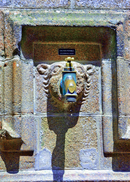 1772309801339556.jpg 2024-06-20_64_Outdoor Medieval Water Tap w Fleur-de-Lis French Lily & Shell of Saint James Coats of Arms in Inner Court of Saint Michael's Abbey0.JPG