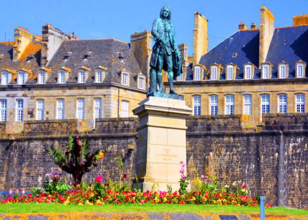 2024-06-20_09_Monument to the French Naval Officer & Colonial Administrator Bertrand-Francois Mah��_ Count of La Bourdonnais (1699-1753)0001.jpg