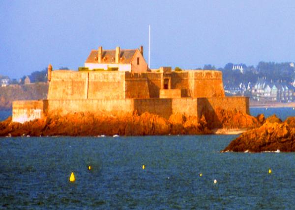 2024-06-20_22_Le Buron Turret in the Bay of Saint-Malo0001.JPG
