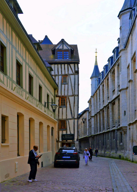 2024-06-21_62_Rue Saint-Romain Between 1460 and 1466, Guillaume d'Estouteville had the archiepiscopal palace restored, o.JPG