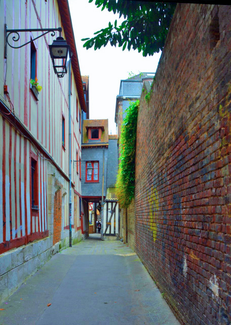 2024-06-21_68_Rue des Chanoines_ an Old Cozy Street w Timber Framing Houses0001.JPG