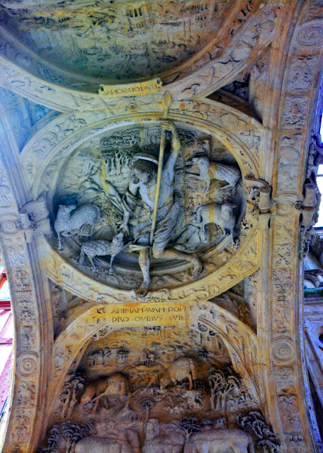 2024-06-21_83_Sculpture Representing Rouen's Coat of Arms0001.JPG