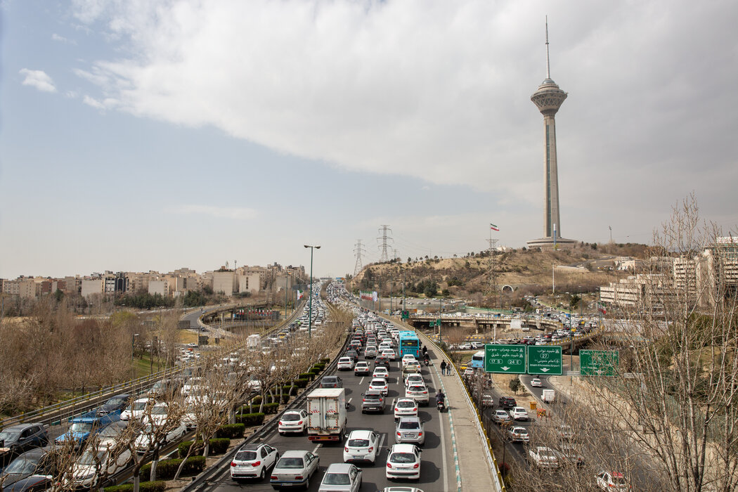 周六德黑兰发生爆炸后，高速路上挤满了伊朗民众。