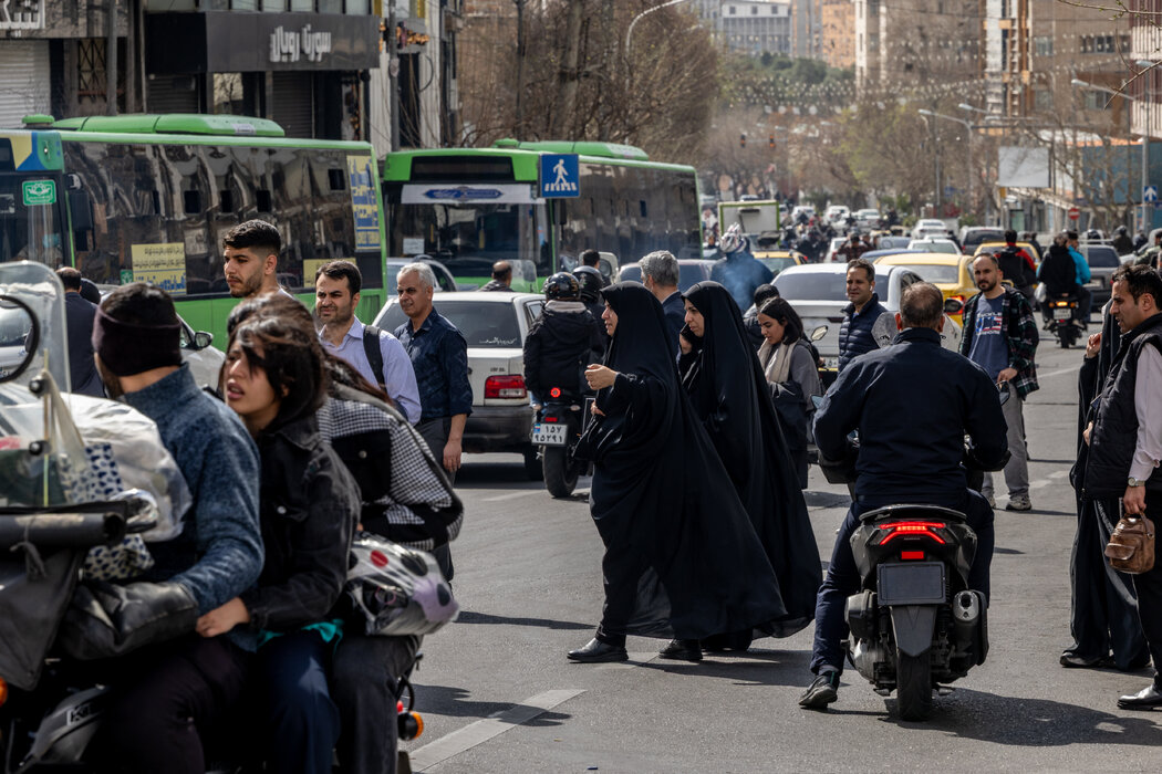 周六，德黑兰发生数轮爆炸，人们四处奔逃。