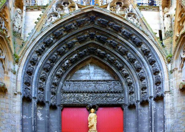 2024-06-21_09_Portail des Librairies w Column-statue of Saint Romain0001.JPG