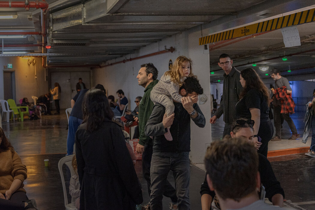 周六，在特拉维夫一处防空掩体中躲避的民众。