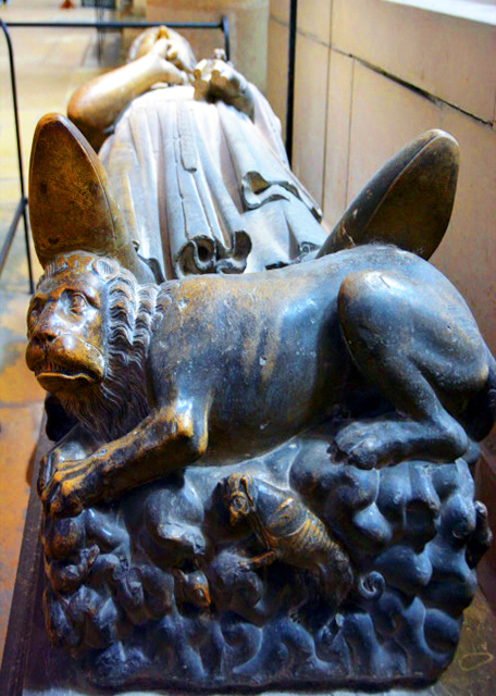 2024-06-21_31_Lion @ the Foot of the Recumbent Statue on the Tomb Holding the Heart of King Richard I of England Called Richard the Lionhear.jpg