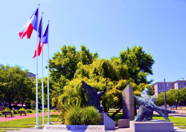 2024-06-21_19_Resistance Deportation Monument & the French Flags in City Ctr0001.JPG