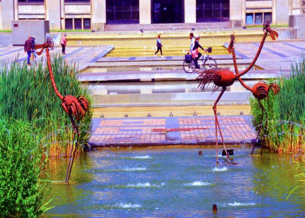 2024-06-21_20_Gardens of the Town Hall w Stilt-Walkers0001.JPG