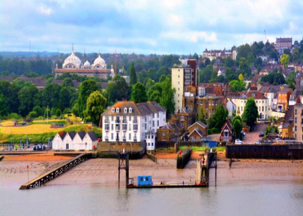 2024-06-22_12_Gravesend_ the Kent Town along the Thames0001.JPG