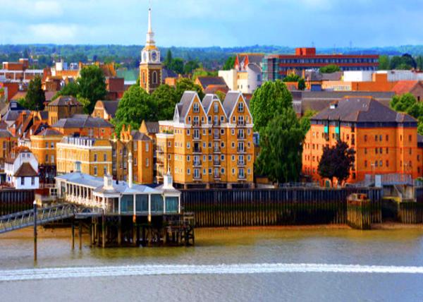 2024-06-22_15_Gravesend Town Pier & Heritage Quarter against St George's Church0001.JPG