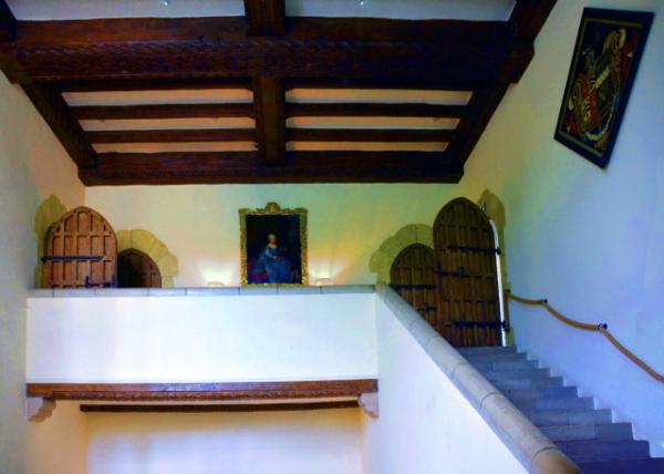 2024-06-22_38_View of the Lobby w a Staircase0001.JPG