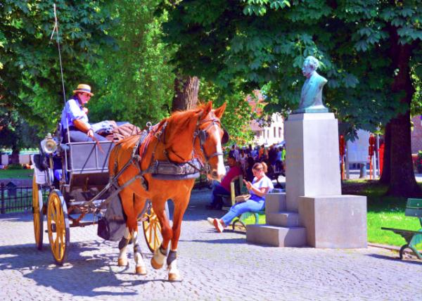 2024-06-23_23_Wijngaardplein or Vineyard Sq_Bust of Maurits Sabbe_ a Flemish Man of Letters and Educator0001.JPG