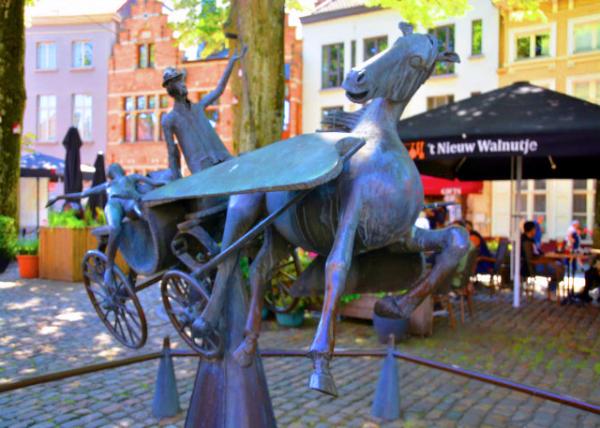 2024-06-23_212_Walplein_Sculpture of Zeus_ Leda_ Prometheus and Pegasus visit Bruges Referred to the 1st City Walls Built nearby in 1127-11280001.JPG
