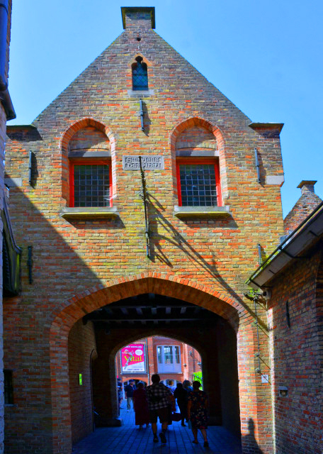 2024-06-23_40_Hans Memling Museum w a Number of Works Like Triptychs are Displayed_ Hospital Records_ Medical Instruments_ & Other Works of Art0001.JPG