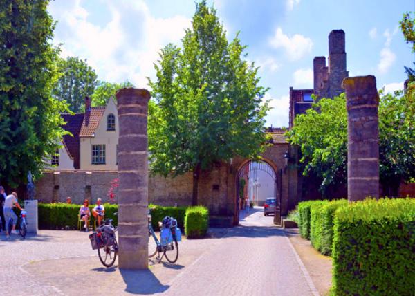 2024-06-23_60_Arendshof or Eagle Court w Southern Gate Gloriette, Possibly the Original 18th-Century Bldg between the 2 Pillars of the Former Waterha.JPG