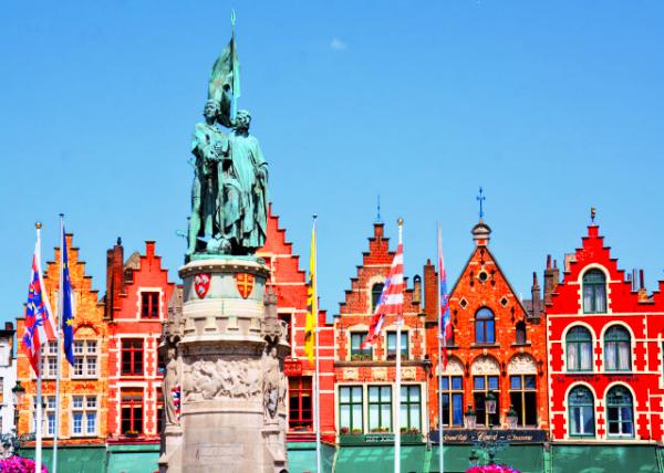 2024-06-23_106_Markt w the Statue of Jan Breydel & Pieter De Coninck in Front of Old Guild Houses0001.JPG