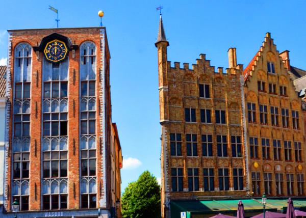 2024-06-23_114_Cranenburg House (Right) & House Bouchoute w Compass on Its Front, a Handy Tool for 17th-Century Merchants who needed to know the dire.JPG