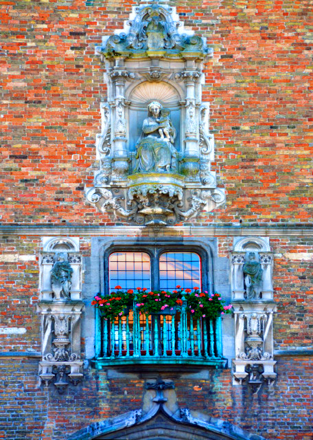 2024-06-23_115_Markt_Statue of the Madonna & Child on the Outside of the Belfry0001.JPG