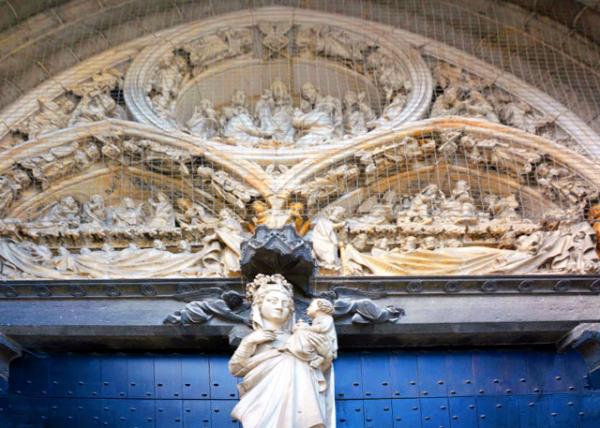 2024-06-23_06_Statue of the Virgin Mary @ the Church Door0001.JPG