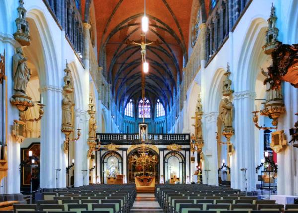 2024-06-23_07_Nave w Cross-Vaults & Black & White Tiled Flooring0001.JPG