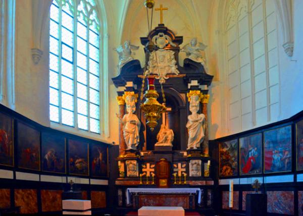 2024-06-23_205_A Magnificent Black Marble Altar w a Row of Famous Paintings from the Bible on Either Side0001.JPG