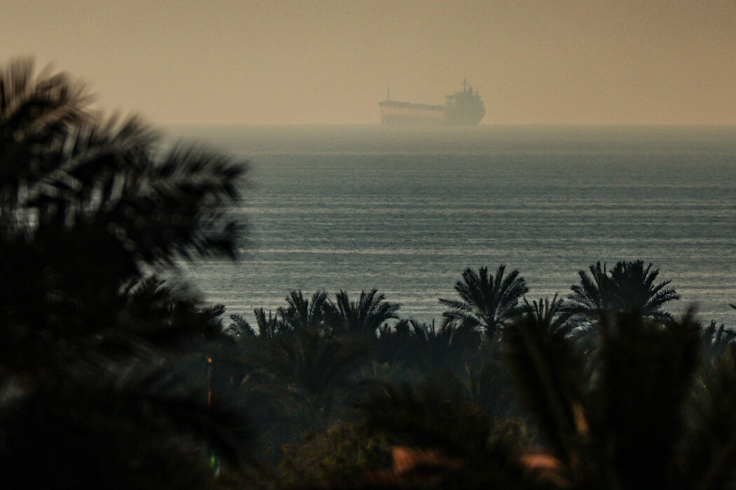 一艘油轮通过霍尔木兹海峡，摄于上周。途经伊朗南部边境这条狭窄水道的航运船只已大幅减少。