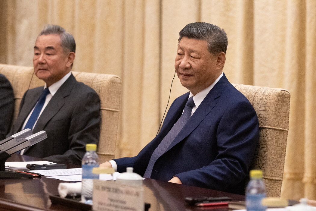 中国国家主席习近平（右）与外交部长王毅上月在北京会面。