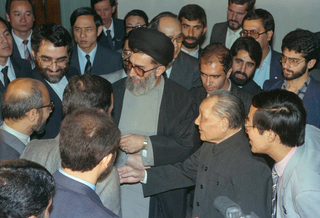 1989年，时任伊朗总统哈梅内伊访问中国，在北京会见了中国领导人邓小平。