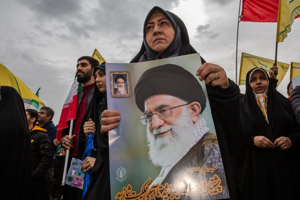 һ��Ů�������µº����ļ������ֳֹ�÷��������Ƭ��