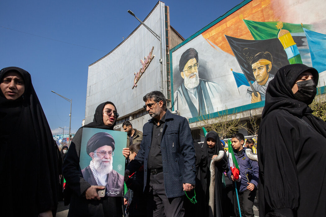 ���գ��º�����һ���ֳֹ�÷������Ƭ��Ů�ӡ�