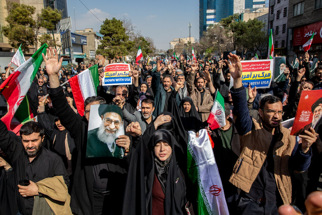 周五礼拜结束后，政府支持者在德黑兰的大莫萨拉清真寺游行。白宫本周在伊朗问题上传达的信息凸显了一场定义模糊、不设期限，且攻击方将希望寄托于“政权更迭”的战争所带来的风险。