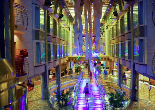 2024-08-07_22_Deck 5 Royal Promenade_ a Busy Indoor Shopping Mall-Like Space Lined w Shops_ Restaurants_ Cafes_ Bars_ & Nightclubs0001.JPG