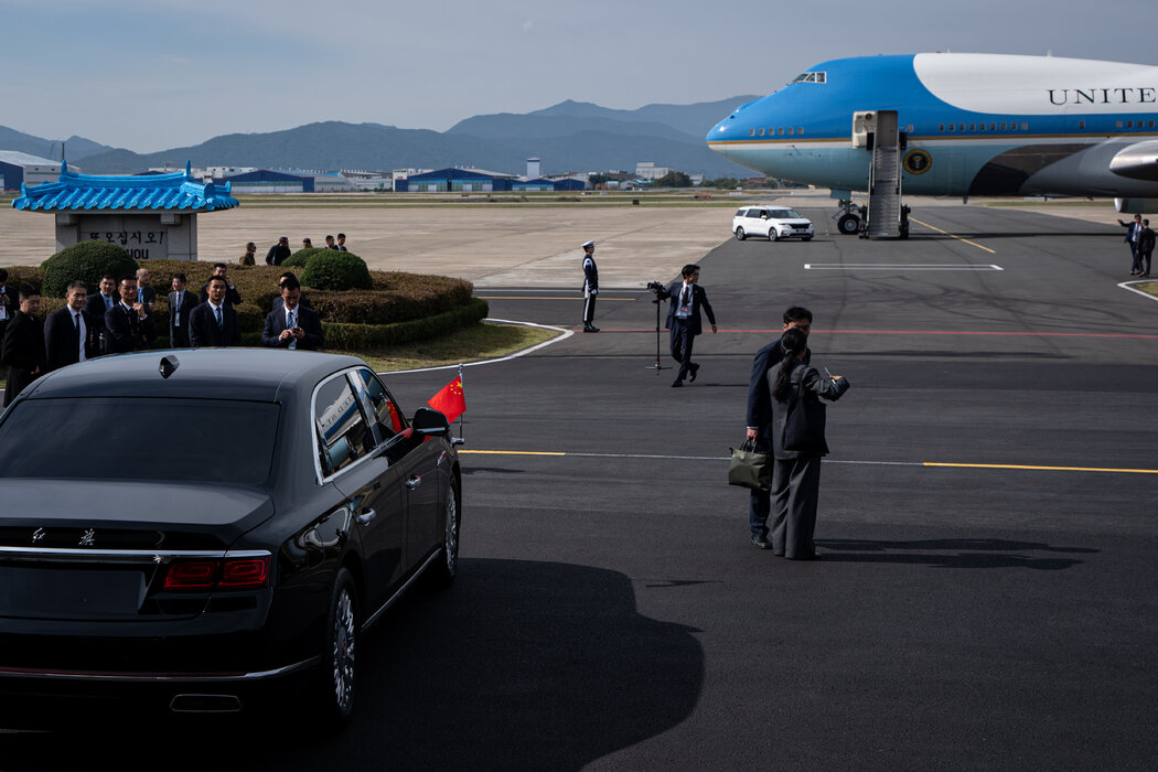 习近平主席的专车在10月釜山与特朗普会晤期间停在空军一号附近。