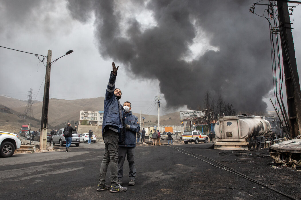 周日，德黑兰一处石油储存设施升起浓烟。