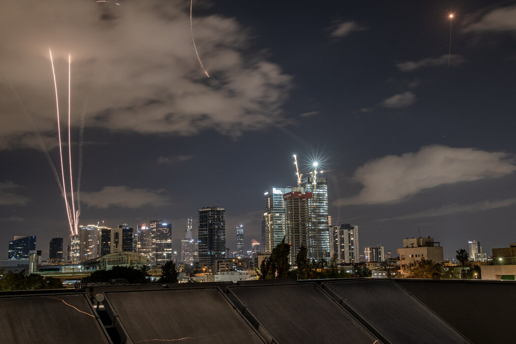 周五空袭期间特拉维夫上空的景象。