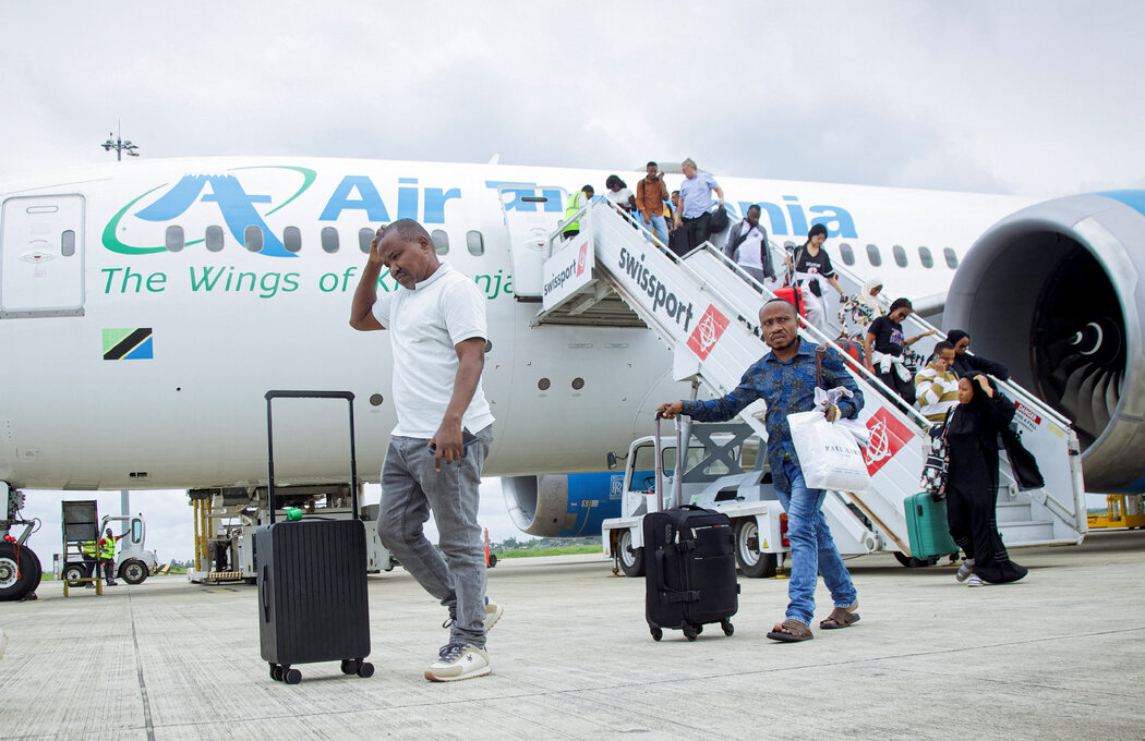 周日，从阿联酋迪拜撤离的航班抵达坦桑尼亚后，乘客们陆续下机。
