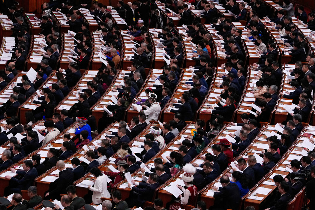 周一，在北京参加全国人民代表大会的代表们。