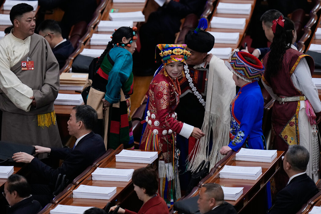 上周，少数民族代表抵达北京参加全国人民代表大会会议，这是中国的橡皮章立法机构。