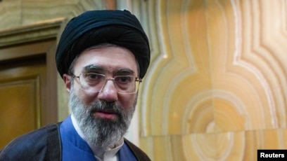 资料图片：穆杰塔巴·哈梅内伊2024年10月13日在德黑兰出席一场会议。他的父亲阿亚图拉·阿里·哈梅内伊2月28日在美国和以色列对伊朗政权展开的军事打击行动的首波攻击中被打死。