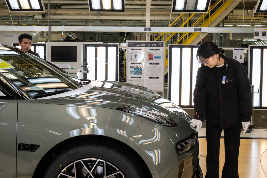 去年，中国对精炼油、汽油和柴油的需求有所下降，原因是国内许多人已开始转向使用电动汽车。