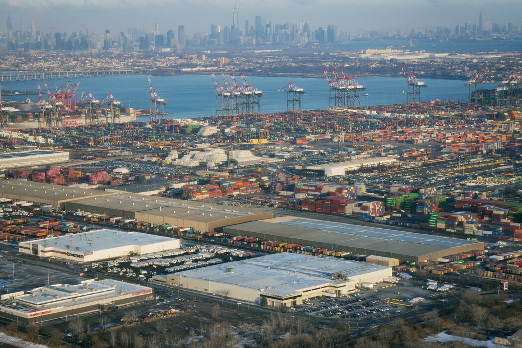 纽瓦克的集装箱码头。