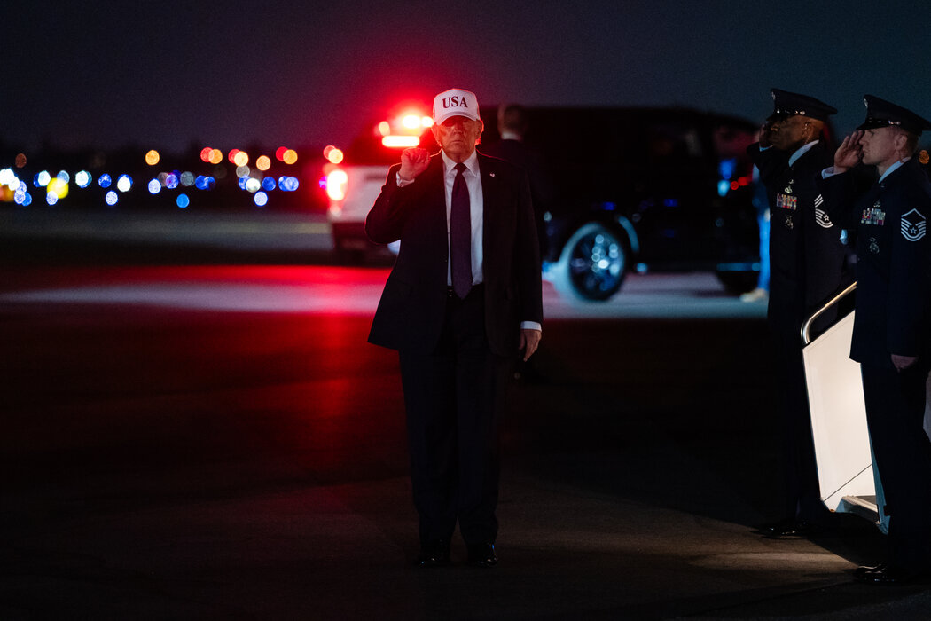 就在这个周末,特朗普先后咒骂了最高法院大法官、联邦储备委员会主席、前总统小约瑟夫·R·拜登等等人物。