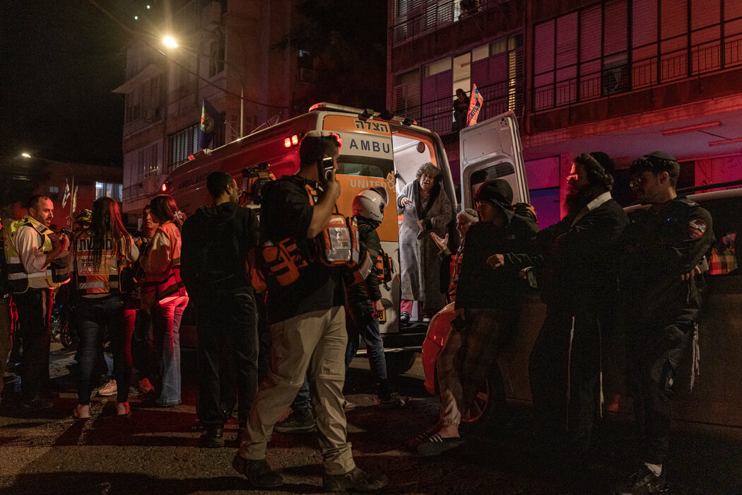 周三,以色列拉马特甘空袭现场的急救人员。