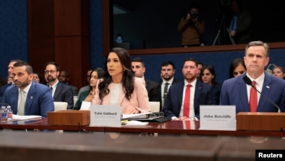 联邦调查局局长卡什·帕特尔(左一)、国家情报总监图尔西·加巴德(中)和中央情报局局长约翰·拉特克利夫(右一)在美国国会出席众议院情报委员会关于全球威胁的听证会。(2026年3月19日)