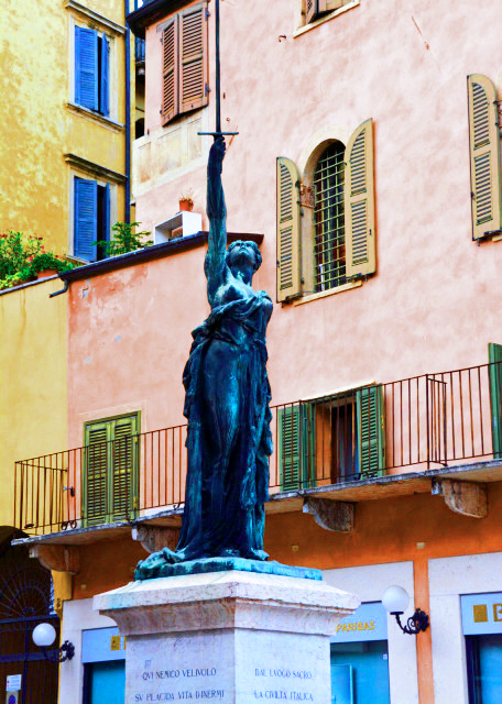 2018-07-10_Statue_Statue Sword of Freedom on Piazza delle Erbe0001.JPG