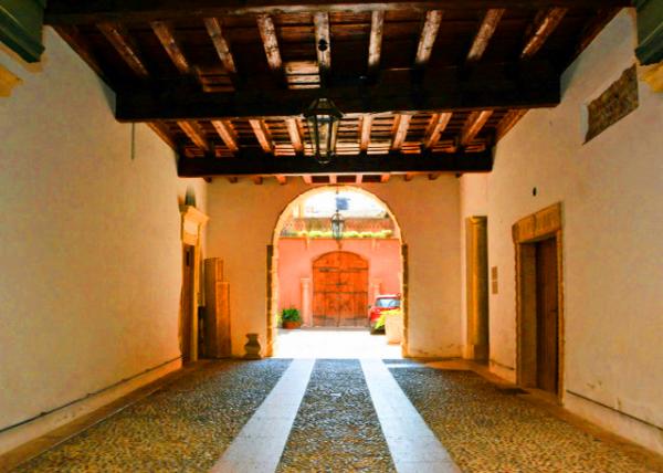 2018-07-10_Bldg_Wooden Trussed Ceiling0001.JPG