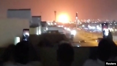 资料照片:在沙特阿拉伯利雅得,紧邻石油公司沙特阿美(Aramco)的一处地点遭遇袭击,随后发生爆炸,火光冲天。(2026年3月18日)