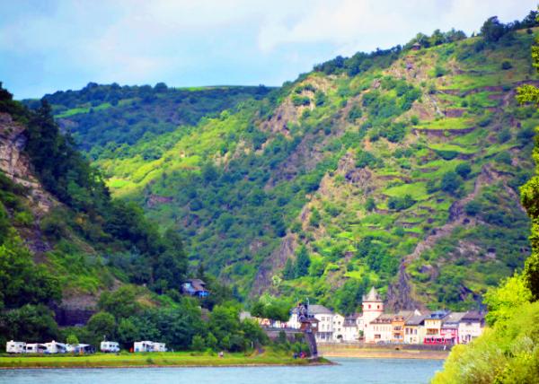 2017-08-19_Rhine_St Goar @ L & St Goarshausen @ R at Rheinkilometer 554-20001.JPG